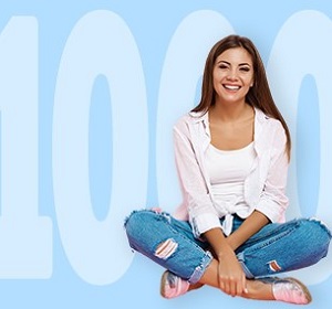 סטודנטית על רקע לוגו תכנית 1000 המלגות